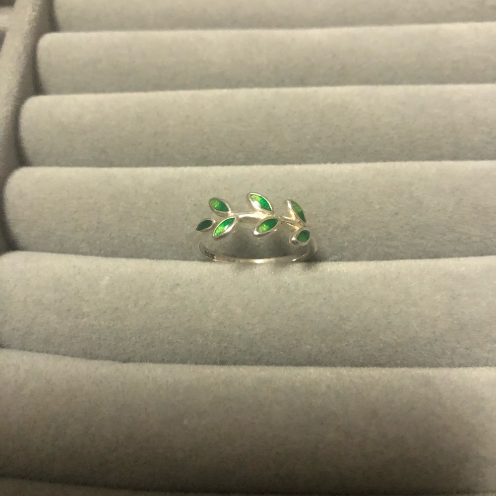 Silver ring with green leaves shapes. Like new.